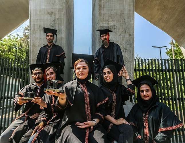 عوامل موثر بر تاب آوری دانشجویان مددکاری اجتماعی