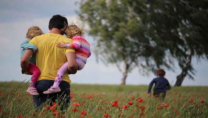 خانواده شاد تاب‌آور: چگونه در مواجهه با چالش‌ها، پیوندی ناگسستنی بسازیم؟